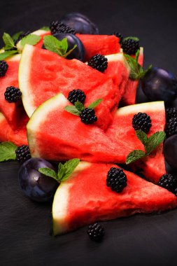 Beyaz arka planda karpuz dilimleri ve nane yaprakları. sağlıklı vejetaryen yemekleri 