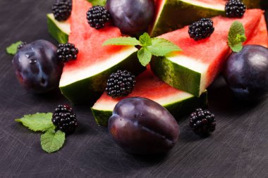 Beyaz arka planda karpuz dilimleri ve nane yaprakları. sağlıklı vejetaryen yemekleri 