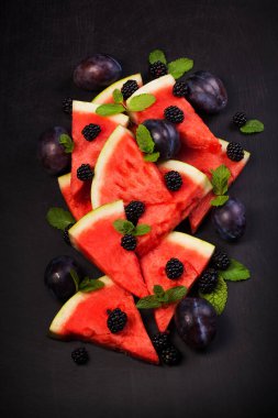 Beyaz arka planda karpuz dilimleri ve nane yaprakları. sağlıklı vejetaryen yemekleri 