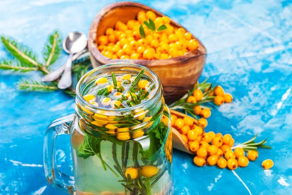 Sanddornbeeren Auf Hölzerner Schale Auf Hellem Hintergrund — Stockfoto