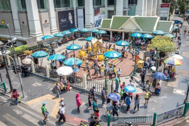 Bangkok, Tayland - 21 Mart 2019: Turistler, Chit Lom İstasyonu yakınlarındaki Dört Yüzlü Tanrı Phra Phrom 'a ibadet ediyorlar..