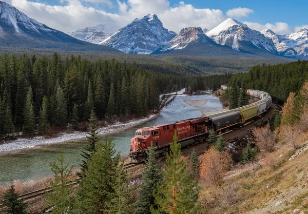 Banff Canada vadisinde bir tren