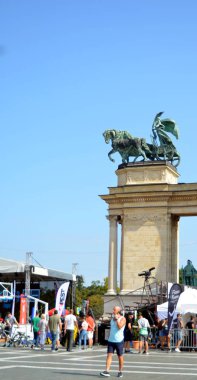 Budapeşte, Macaristan - 09.14.2019: Sıcak bir sonbahar gününde Kahramanlar Meydanı 'nda yürüyüş