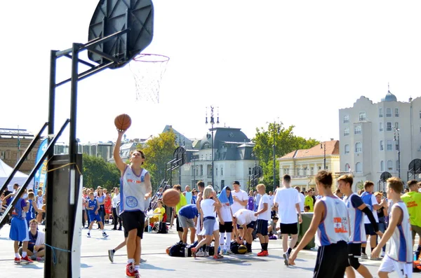 匈牙利布达佩斯 2019 在阳光灿烂的天气下 英雄广场上一个温暖的秋日 青少年街头篮球赛 — 图库照片