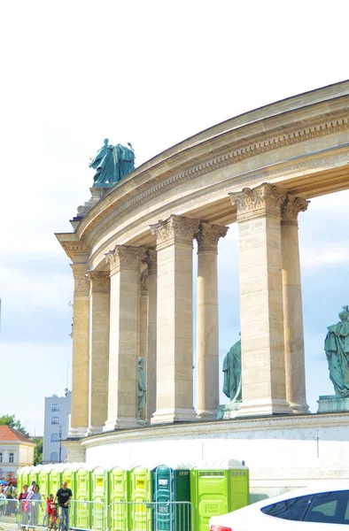 Budapest Hungría 2019 Detrás Del Monumento Esconde Una Línea Inodoros —  Fotos de Stock