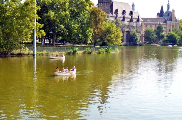ブダペスト ハンガリー 2019 中央都市レジャー公園の古い城の前に緑がかった黄色の湖にボートに乗る — ストック写真