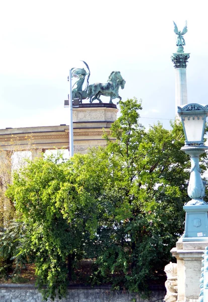 Budapest Hungría 2019 Vista Las Esculturas Monumentales Plaza Los Héroes — Foto de Stock