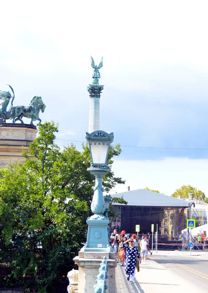 Budapest Hungría 2019 Soleado Cálido Otoño Frente Monumento Plaza Los — Foto de Stock