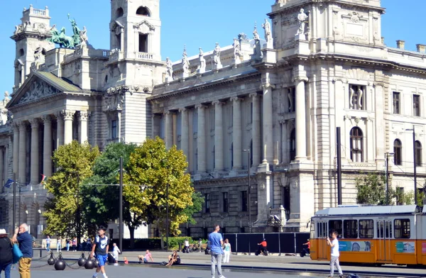 Budapest Hungría 2019 Turistas Cerca Hermoso Edificio Histórico Plaza Central —  Fotos de Stock