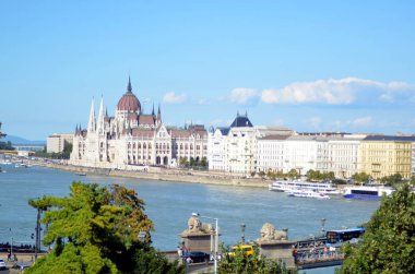Budapeşte, Macaristan - 09.14.2019: Şehir Parlamentosu ve Zincir Köprüsü