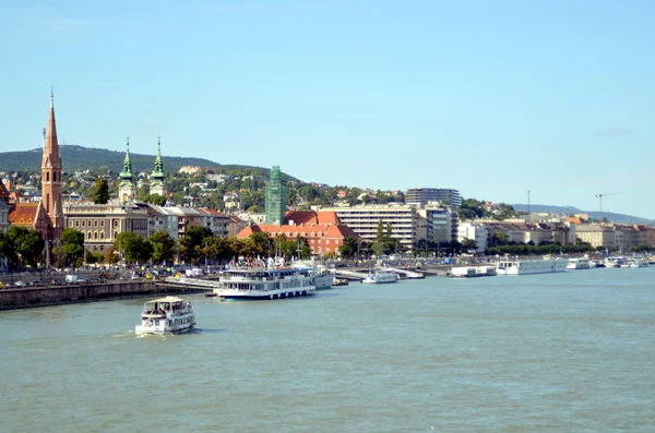 Boedapest Hongarije 2019 Druk Rivierverkeer Aan Donau Het Historische Gebied — Stockfoto