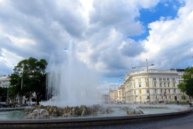 Viyana, Avusturya - 09 13 2019: Schwarzenbergplatz 'da güzel bir çeşme