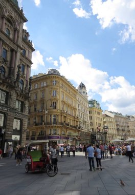 Viyana, Avusturya - 09 13 2019: Graben Caddesi 'nin köşesindeki Stefansplatz bölgesinde bir triportör müşterileri bekliyor.