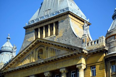 Budapeşte, Macaristan - 09.14.2019: Eski Roma tarzında restore edilmemiş çok eski bir binanın heykelleriyle üst kat