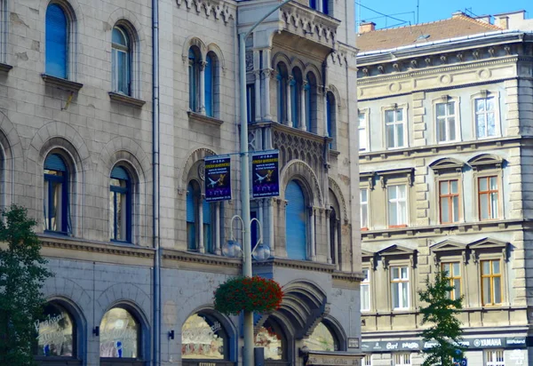 Budapest Hongarije 2019 Muren Architectuur Van Huizen Klassieke Stijl Van Rechtenvrije Stockafbeeldingen