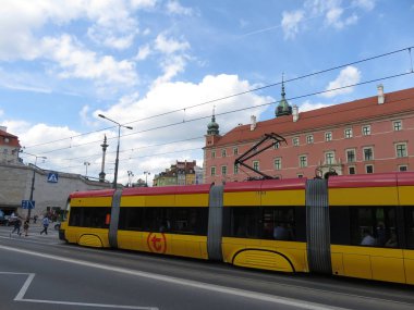 Varşova, Polonya - 09.11.2019: kırmızı çatılı sarı çoklu modern tramvay ve üzerinde t harfi caddede yaya geçidinin önünde durdu.