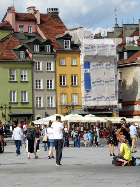 Varşova, Polonya - 09.11.2019: kalabalığın içinde şehir meydanında melodi çalarak para kazanmaya çalışan sokak müzisyenlerinin seslerini duyabilirsiniz.
