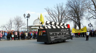 Odessa, Ukrayna - 04 01 2019: Primorsky Bulvarı, Humorina geçit törenindeki Odessa Film Stüdyosu 'nun makinesi