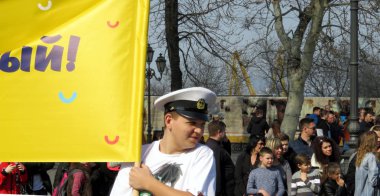 Odessa, Ukrayna - 04 01 2019: 1 Nisan 'da Odessa' da geçit töreninde sancaklı neşeli bir denizci