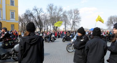 Odessa, Ukrayna - 04 01 2019: Odessa geçit töreninde motosikletli ve üniformalı kızlar