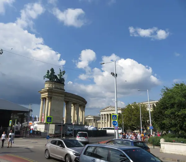 Budapest Ungarisch 2019 Touristen Und Autos Hinter Säulen Und Denkmälern — Stockfoto