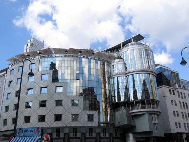 Viyana, Avusturya - 09.13.2019: Zara ticaret evi, bu modern bina selefinin antik adı olan Graben Caddesi 'ndeki Haas Evi' ne miras kaldı.