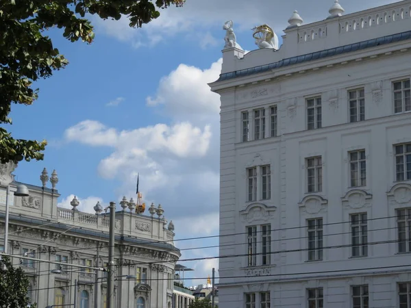 Wenen Oostenrijk 2019 Een Wit Gebouw Met Beelden Van Kinderen — Stockfoto