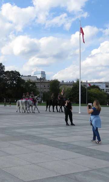 Warszawa Polska 2019 Fotografia Turystyczna Młodej Kobiety Smartfonie Uroczysta Honorowa — Zdjęcie stockowe