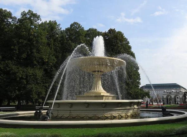 波兰华沙 2019年11月9日 波兰华沙 2019年11月9日 华沙公园撒克逊花园的喷泉和毕苏斯基广场对面的无名士兵墓 — 图库照片