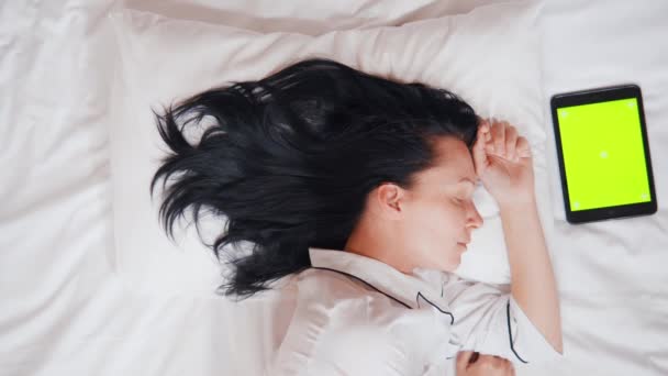Felnőtt fehér nő alszik az ágyban — Stock videók