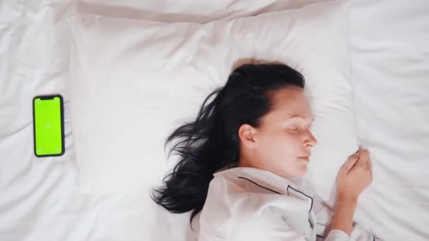 Adulte caucasien femme au lit éveillé — Video