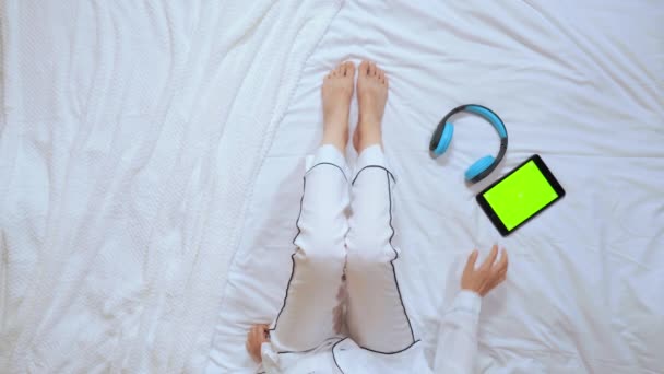 Πάνω κορίτσι προβολή χρησιμοποιώντας gadget και ακουστικά στο διαμέρισμα — Αρχείο Βίντεο