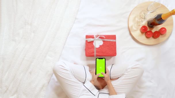 Женщина с помощью мобильного телефона романтическое утро дома — стоковое видео