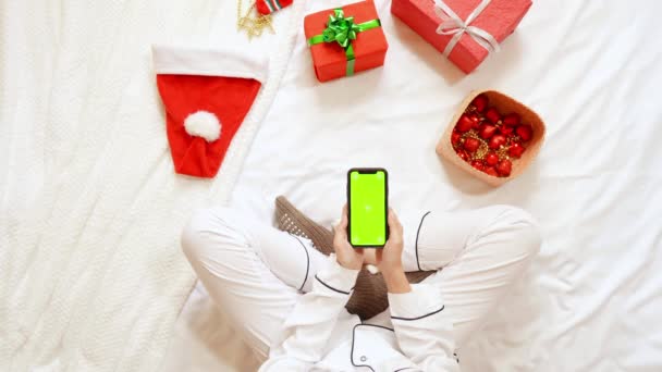 Vrouwen handen met mobiele kerst tijd thuis — Stockvideo