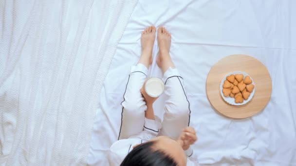 Ci-dessus vue femme caucasienne a dîner au lit — Video