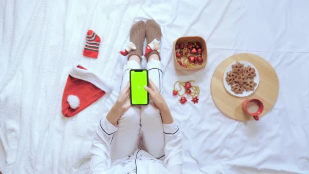 Acima vista mulher rolando tela verde na véspera de Natal smartphone — Vídeo de Stock