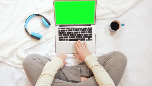 Shora pohled muž sedí na posteli psaní počítače — Stock video