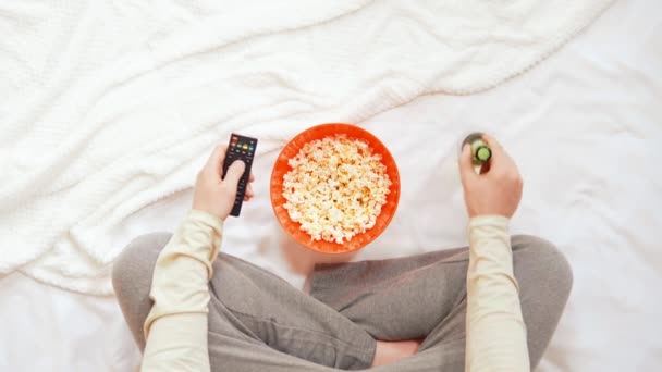 Ci-dessus vue homme regarder le jeu à la télévision passer du temps à la maison — Video