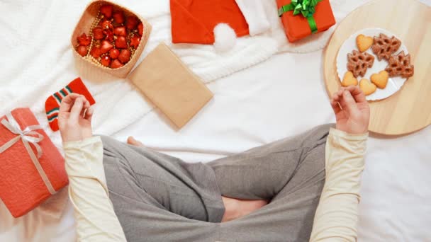 Üst düzey erkek yorgun evde Noel tatili — Stok video