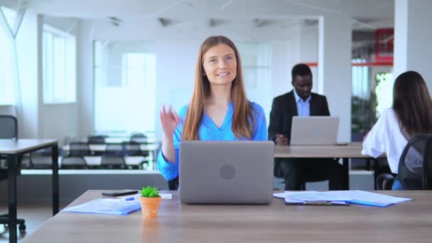 Wesoły kierownik pokazuje znak ok w otwartej przestrzeni biurowej pracownika w firmie start-up — Wideo stockowe