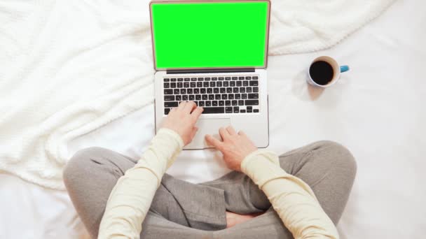 Top view muž sedí na posteli psaní na notebooku — Stock video
