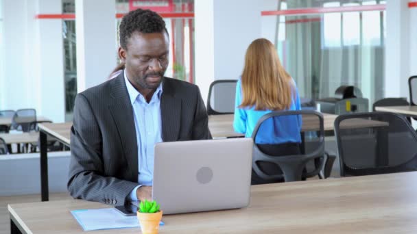 Gerente americano africano contar grandes obras de notícias em open space office worker na empresa start up — Vídeo de Stock