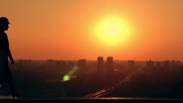 Kobieta architekt plenerowy miejski krajobraz o wschodzie słońca — Wideo stockowe