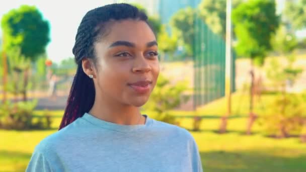 Retrato atractivo mestizo carrera femenina caminar fuera — Vídeos de Stock