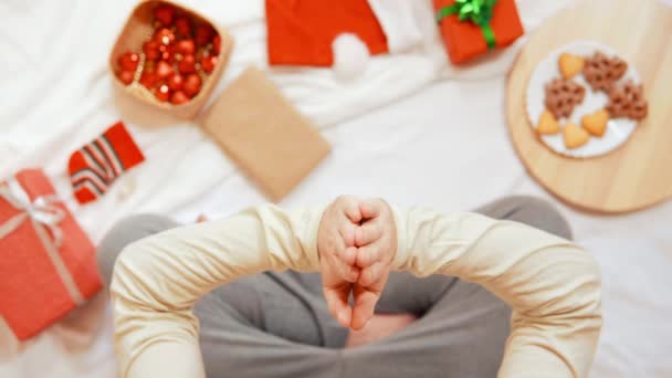 Acima vista homem sentado em meditação pose na cama Natal feriados — Vídeo de Stock