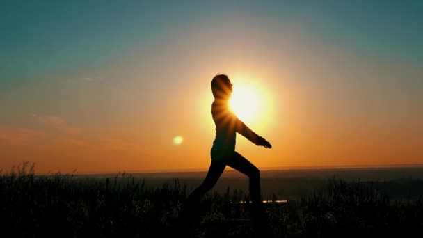 Yandan bakan kadın yoga yapıyor. Yogada güneş ışınları yanıyor. — Stok video