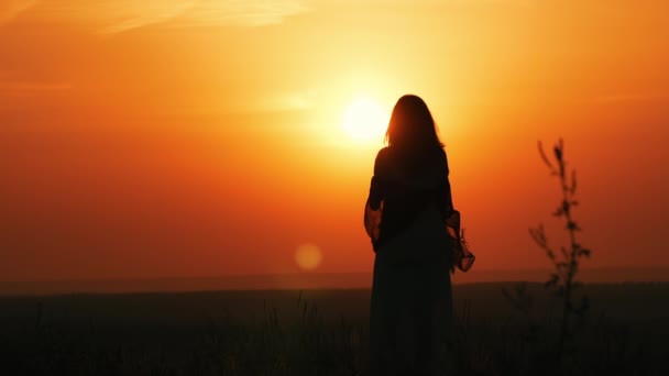 Feminino refletir ao ar livre céu laranja com o sol nascente — Vídeo de Stock