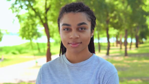 Retrato de mujer segura con afro peinado fondo al aire libre — Vídeo de stock