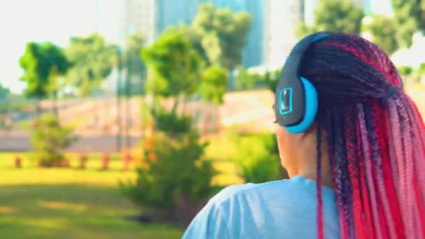 Primer plano afroamericano mujer danza fuera música estilo de vida — Vídeos de Stock