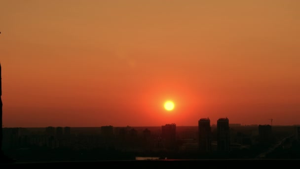 Man wandelen op de straat schilderachtige stad bij zonsopgang — Stockvideo